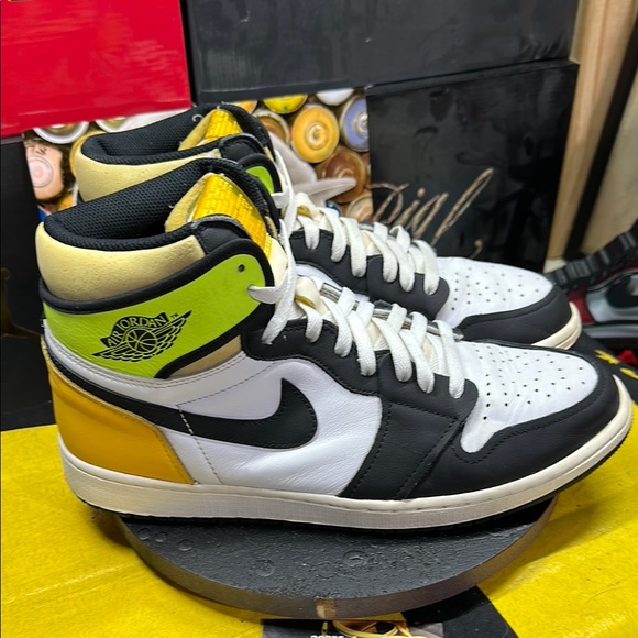 Jordan 1 High OG Volt Gold size 12 - Picture 2 of 5